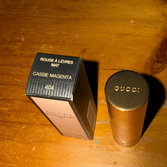 Gucci Long-Lasting Matte Lipstick - Cassie Magenta - Picture 4 of 7
